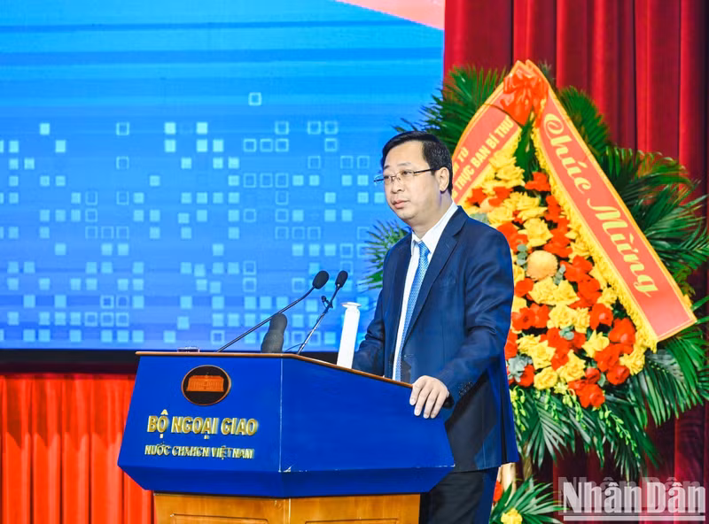 Cao Xuan Thao, vicepresidente del Comité Central del Frente de la Patria de Vietnam, habla en la sesión. (Foto: Nhan Dan)