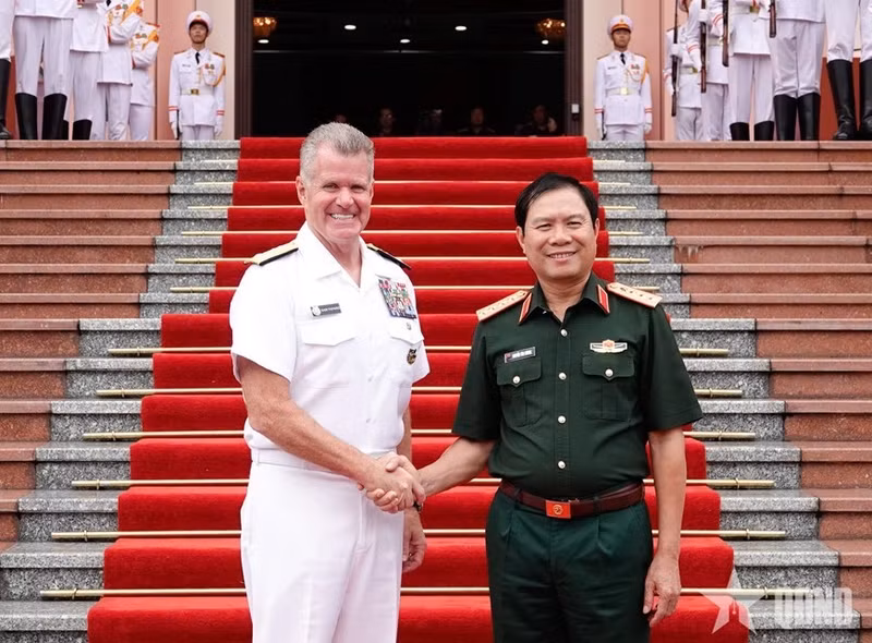 El general Nguyen Tan Cuong, jefe del Estado Mayor General del Ejército Popular y viceministro de Defensa, y el almirante Samuel Paparo, jefe del Comando del Indo-Pacífico de Estados Unidos.