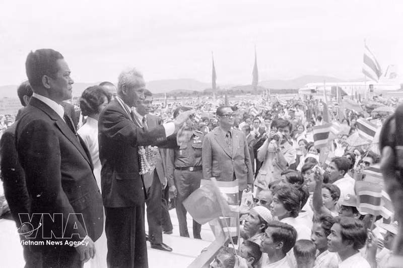 Habitantes de la provincia tailandesa de Narathiwat dan bienvenida al primer ministro Pham Van Dong durante la primera visita oficial de un alto dirigente vietnamita al país siamés, del 6 al 10 de septiembre de 1978.