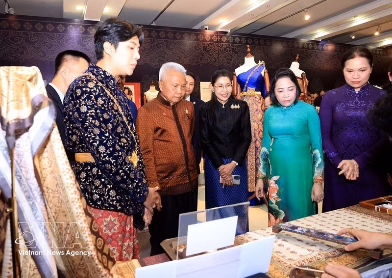 El presidente de la Asamblea Nacional y de la Cámara de Representantes de Tailandia, Sophon Zaram, asiste a la inauguración de la exposición. (Foto: VNA)