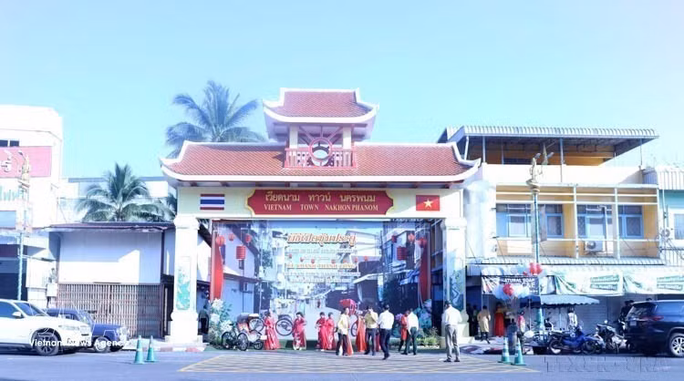 Inauguración de la Puerta de la Calle Cultural Tailandia-Vietnam, ubicada en la avenida Nittayo de la provincia siamesa de Nakhon Phanom, el 10 de octubre de 2024.