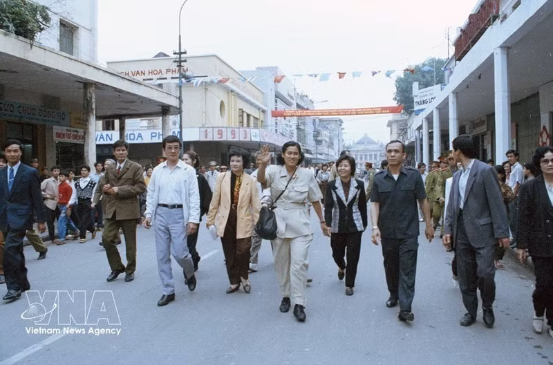 La princesa Maha Chakri Sirindhorn recorre las calles de Hanói durante su visita a Vietnam en 1993.