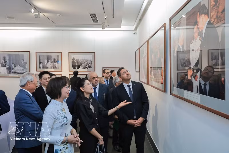 La embajadora de Tailandia en Vietnam, Urawadee Sriphiromya, y la directora general de la VNA y subjefa de la Comisión Central de Propaganda y Movilización de Masas, Vu Viet Trang, en la exposición fotográfica “La diplomacia a través del lente: 50 años de relaciones entre Tailandia y Vietnam”. (Foto: VNA)
