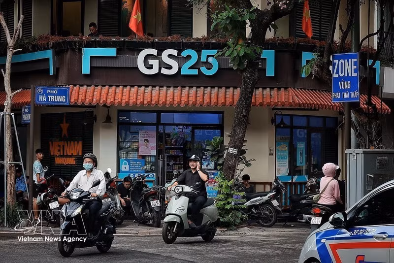Un letrero que delimita una Zona de Bajas Emisiones en la calle Ha Trung, una concurrida vía comercial situada en el casco antiguo de Hanói. (Foto: VNA)