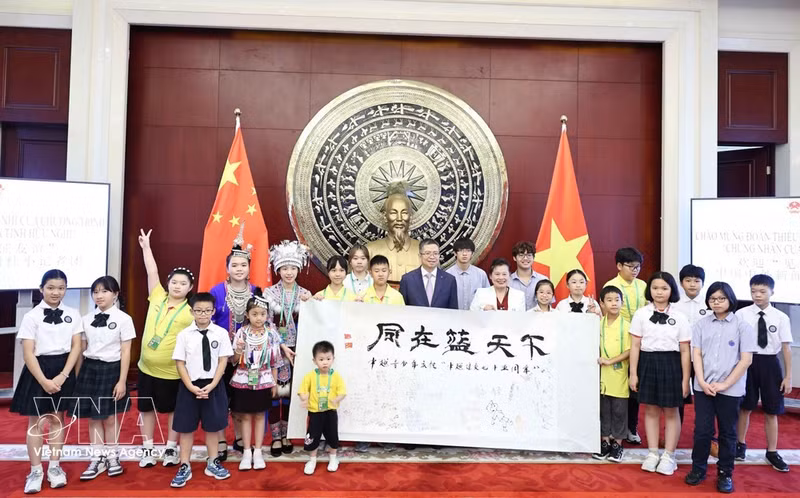Niños vietnamitas y chinos posan para una foto grupal con funcionarios de la Embajada. (Foto: VNA)