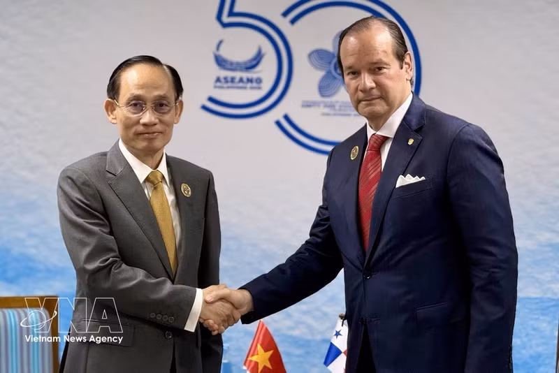 El canciller vietnamita Le Hoai Trung y su homólogo panameño Javier Eduardo Martínez-Acha Vásquez (Fuente: VNA)