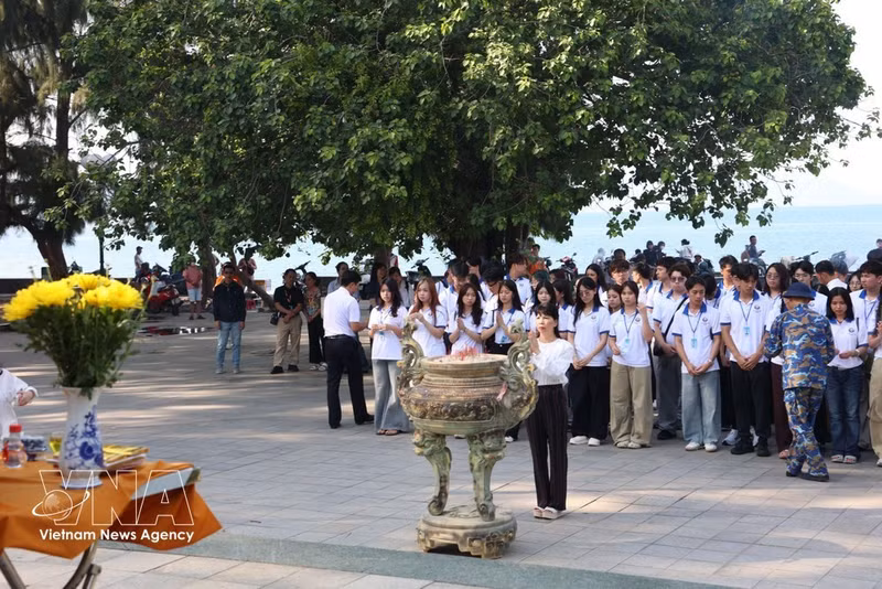 Jóvenes vietnamitas residentes en el extranjero que asisten al Campamento de Verano encienden incienso en el monumento a Tran Hung Dao. (Foto: VNA)