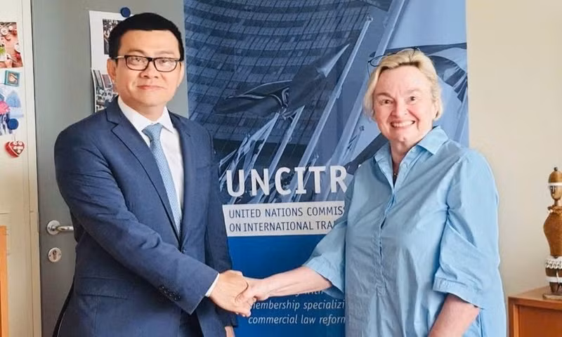 El embajador Vu Le Thai Hoang y Anna Joubin-Bret, secretaria de la Comisión de las Naciones Unidas para el Derecho Mercantil Internacional. (Foto: VNA)