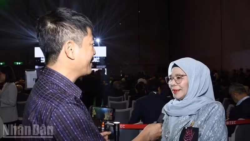 Duanguean Pathan, miembro del Consejo Islámico de la provincia tailandesa de Suphan Buri, concede una entrevista al corresponsal del periódico Nhan Dan en Tailandia. (Foto: Minh Thang)