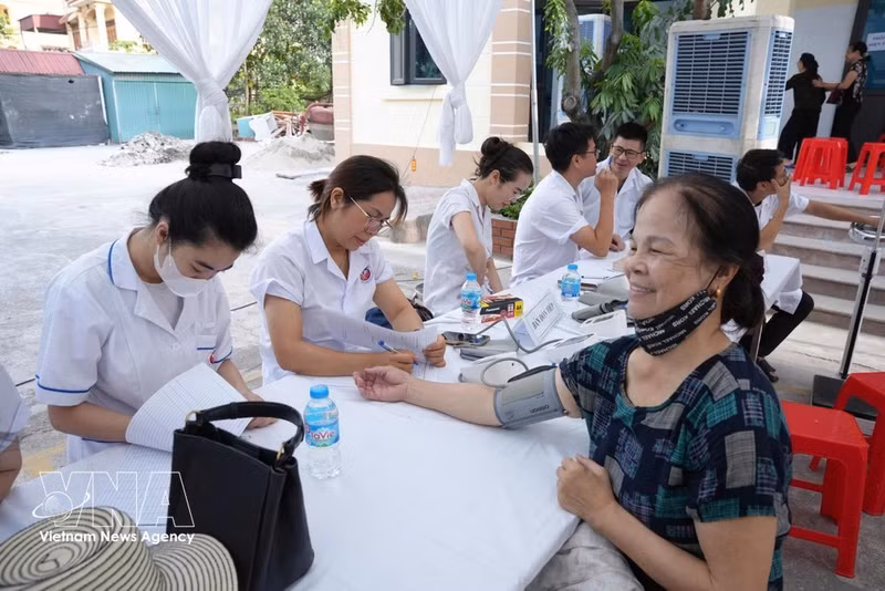 El establecimiento de salud del barrio de Le Thanh Nghi (Hai Phong) realiza chequeos médicos para personas mayores en junio de 2026. (Foto: VNA)