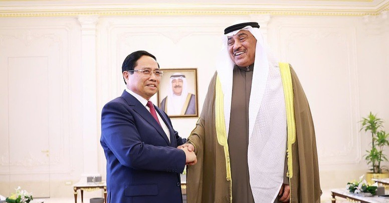 El primer ministro de Vietnam, Pham Minh Chinh, y el príncipe heredero Sheikh Sabah Khaled Al-Hamad Al-Sabah. (Foto: VNA)
