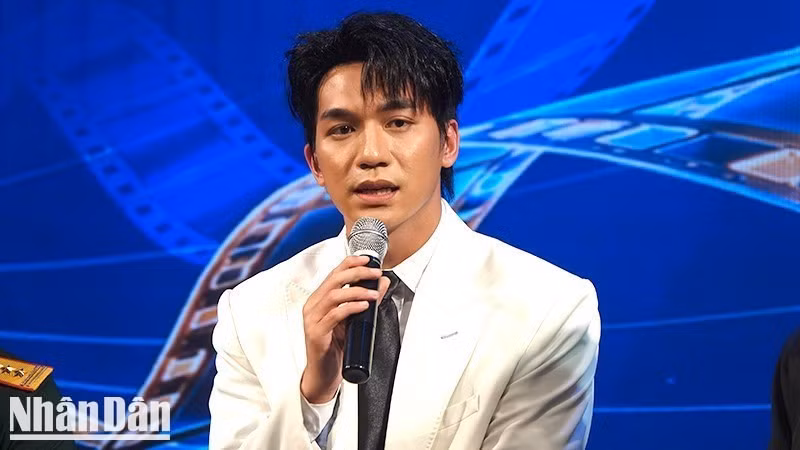 El actor Do Nhat Hoang, quien interpreta a Cuong en “Lluvia Roja”, en el evento.
