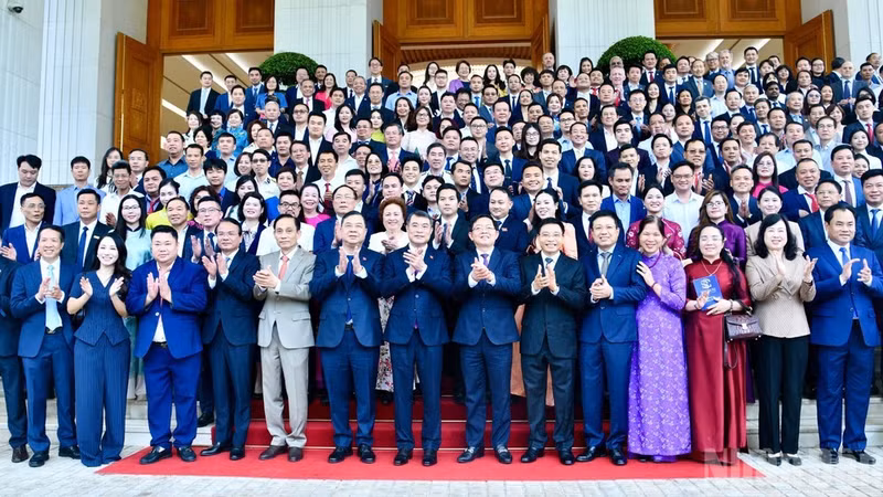 El primer ministro Le Minh Hung y los delegados se toman fotos. (Foto: Thanh Giang)