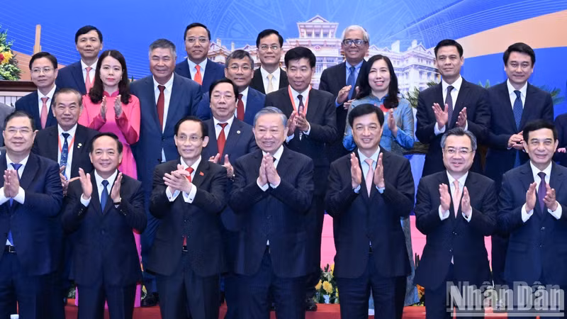 El secretario general del PCV y presidente de Vietnam, To Lam, y delegados en la cita. (Foto: VNA)