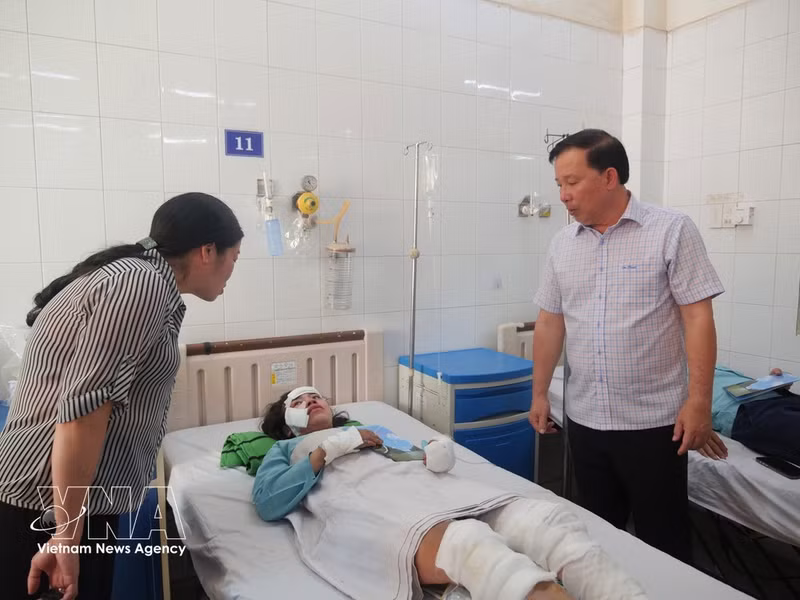 Autoridades de la ciudad de Dong Nai visitan a las víctimas del accidente en el Hospital General de Thong Nhat. (Foto: VNA)