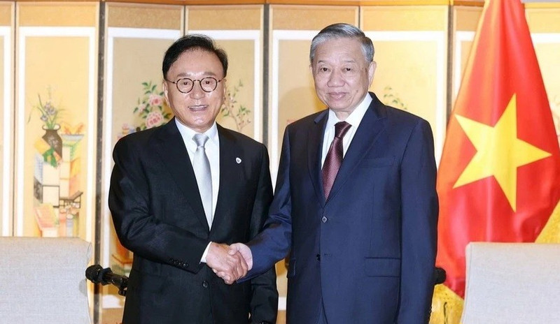 El secretario general del Partido Comunista de Vietnam, To Lam, recibe en Busan al excónsul honorario de Vietnam en Corea del Sur, Park Soo Kwan. (Fuente: VNA)