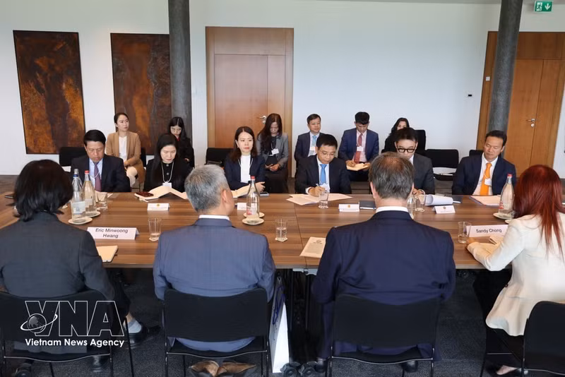 El viceprimer ministro Nguyen Van Thang y su delegación mantienen una reunión de trabajo con el Foro Económico Mundial en Ginebra. (Foto: VNA)