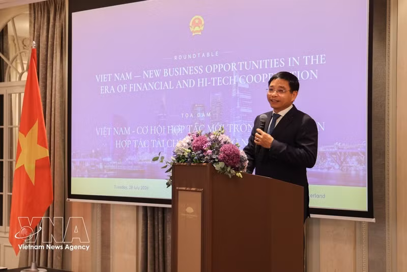 El viceprimer ministro Nguyen Van Thang interviene en el seminario "Nuevas oportunidades de negocio en la era de la cooperación financiera y de alta tecnología" con fondos de inversión suizos. (Foto: VNA)