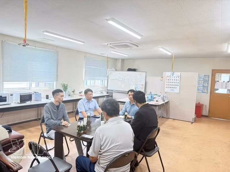 La delegación se reúne con los colegas de Tran Van Son, el ciudadano vietnamita fallecido durante el terremoto. (Foto: VNA)
