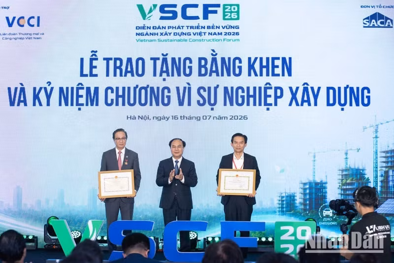 Ciudad Ho Chi Minh recibe un certificado de mérito del Ministerio de Construcción por sus contribuciones a la transformación verde, la economía circular y la reducción de emisiones.