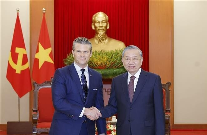 El secretario general del Partido Comunista de Vietnam, To Lam, y el secretario de Guerra de Estados Unidos, Pete Hegseth. (Foto: VNA)