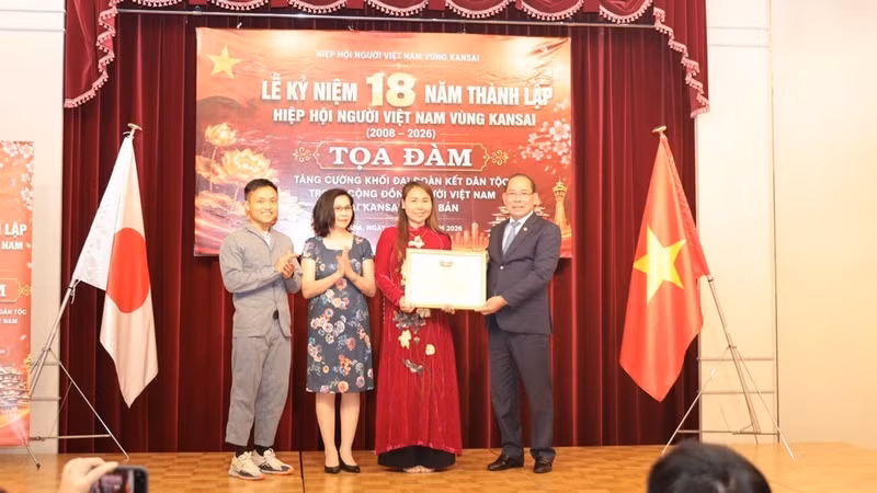 El vicepresidente del Comité Central del Frente de la Patria de Vietnam, Hoang Cong Thuy, entrega un Certificado de Mérito a la Asociación de Vietnamitas en la región de Kansai. (Foto: Trung Tin)