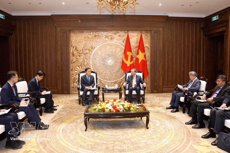 El secretario general del Partido Comunista y presidente de Vietnam, To Lam, recibe al ministro de Tierra, Infraestructura y Transporte de Corea del Sur, Kim Yun Duk. (Foto: VNA)