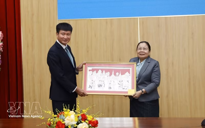 Sisay Luedethmounsone, integrante del Buró Político, secretaria del Comité Central y jefa de la Comisión de Organización del Comité Central del Partido Popular Revolucionario de Laos entrega artesanías laosianas únicas a la provincia de Ninh Binh. (Foto: VNA)