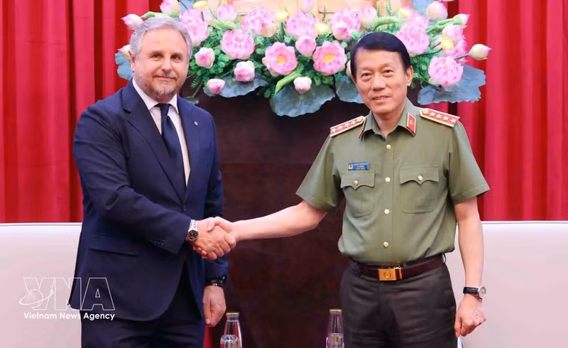 El ministro de Seguridad Pública, general Luong Tam Quang, recibe a una delegación de la empresa italiana Leonardo S.p.A., encabezada por Daniele Tavarno, director de Ventas Globales de Sistemas de Gestión del Tráfico Aéreo. (Foto: VNA)
