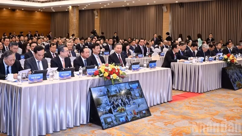 El secretario general del Partido Comunista y presidente de Vietnam, To Lam, y otros miembros clave del Partido y del Estado, en la sesión inaugural de la 33ª Conferencia Diplomática, el 1 de agosto de 2026. (Foto: Nhan Dan)