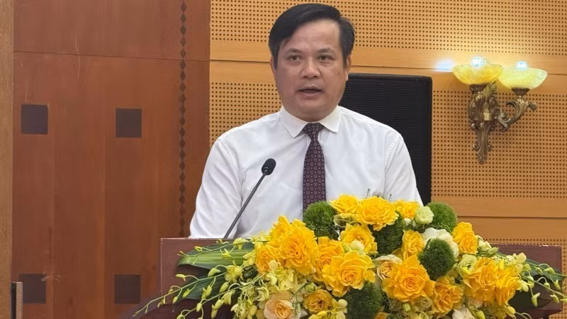 El vicepresidente permanente del Comité Popular Provincial de Dien Bien, Lo Van Cuong, habla en la rueda de prensa.