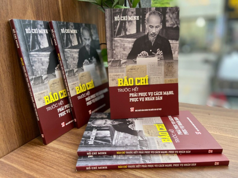 El libro “La prensa debe servir primero a la revolución y al pueblo”. (Fotografía: Nhan Dan)