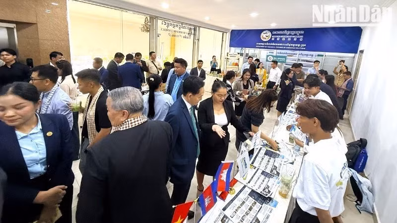 Invitados al seminario recorren una exposición in situ de productos vietnamitas. (Foto: Nhan Dan)