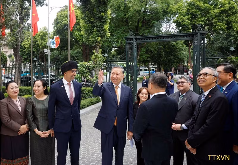 El secretario general del Partido Comunista de Vietnam y presidente del país, To Lam, recibe a los embajadores y encargados de negocios de los países de la Asean en Hanói. (Foto: VNA)