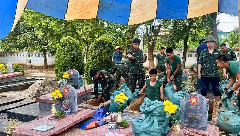 Bajo el sol o la lluvia, los soldados del Alto Mando Militar de la provincia de Dien Bien trabajan cada día para cumplir la sagrada tarea.