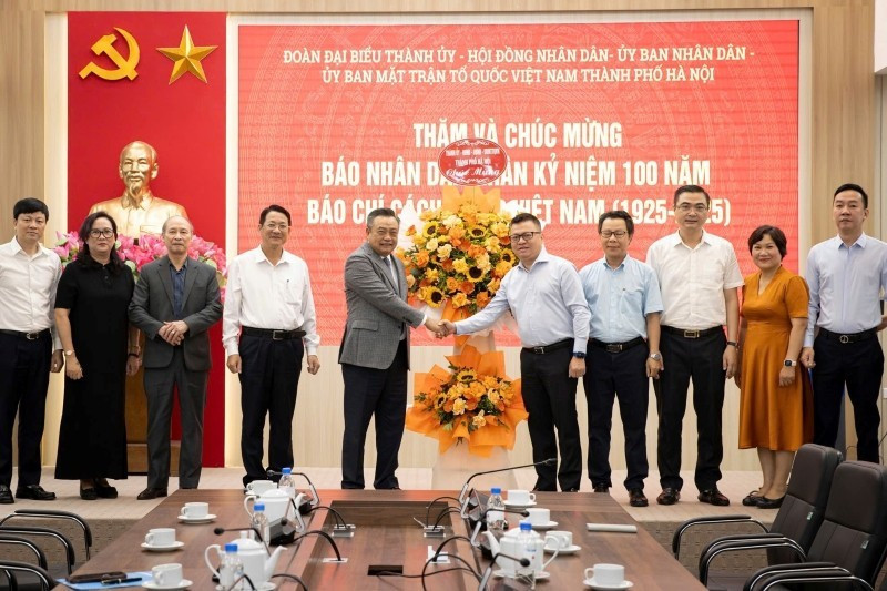Tran Sy Thanh, subsecretario del Comité del Partido y presidente del Comité Popular de la capital, felicita al periódico Nhan Dan. (Foto: Nhan Dan)
