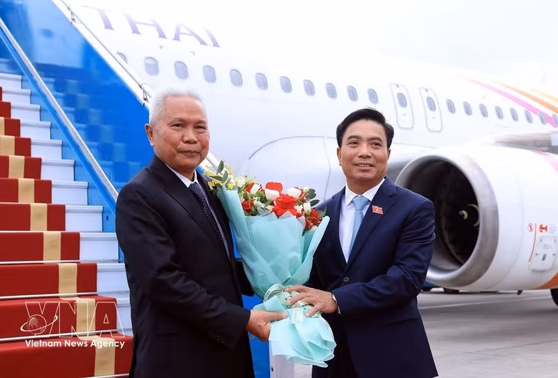 El vicepresidente de la Asamblea Nacional de Vietnam Nguyen Doan Anh recibe al presidente de la Asamblea Nacional y de la Cámara de Representantes de Tailandia, Sophon Zaram, en el Aeropuerto Internacional de Noi Bai. (Foto: VNA)