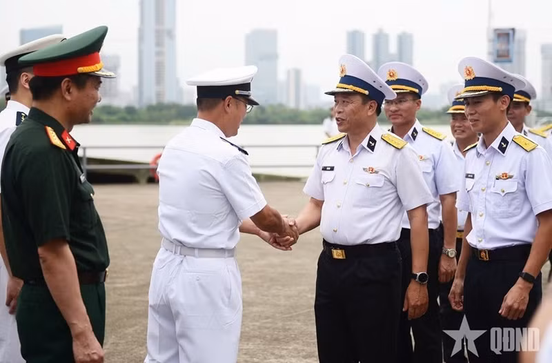 Ceremonia de bienvenida a la delegación de la Armada Popular de Vietnam y al buque 015-Tran Hung Dao a su llegada al puerto naval de Xinzhou (Foto: qdnd.vn)