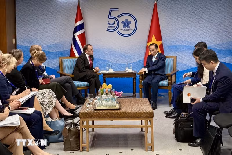 El miembro del Buró Político del Comité Central del Partido Comunista y ministro de Relaciones Exteriores de Vietnam, Le Hoai Trung, conversa con el ministro de Relaciones Exteriores de Noruega, Espen Barth Eide. (Foto: VNA)