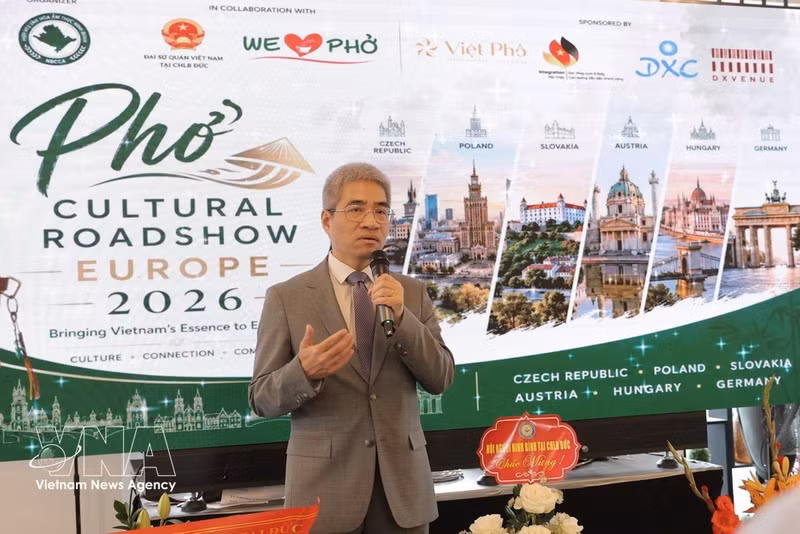 El embajador de Vietnam en Alemania, Nguyen Dac Thanh, interviene en la cita. (Foto: VNA)