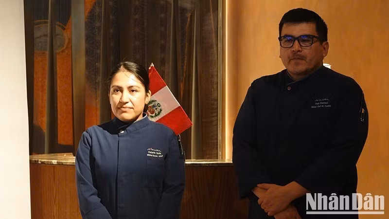 El chef Iván Casusol (derecha) y la chef Katerin Solís presentan platos peruanos en el festival.