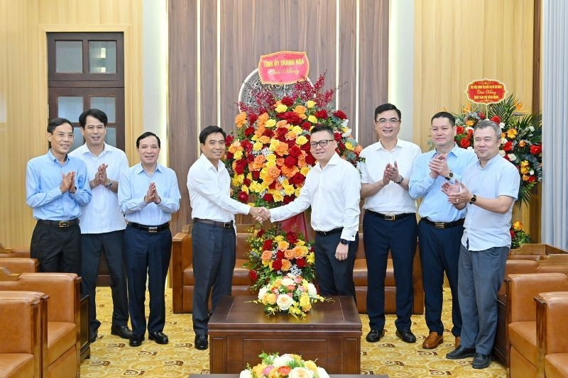 La delegación del Comité del PCV en Thanh Hoa, encabezada por su secretario, Nguyen Doan Anh, realiza una visita al periódico Nhan Dan. 