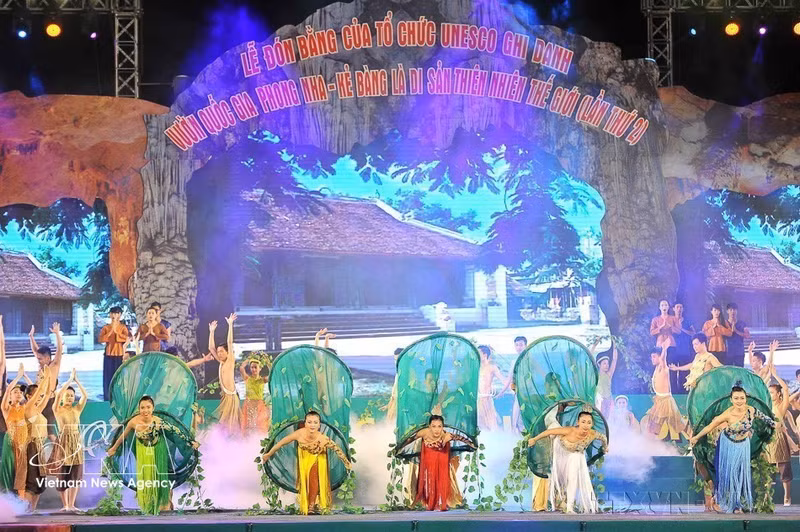 Ceremonia de entrega del certificado de la Unesco que reconoce al Parque Nacional Phong Nha-Ke Bang como Patrimonio Natural de la Humanidad por segunda vez. (Foto: VNA)