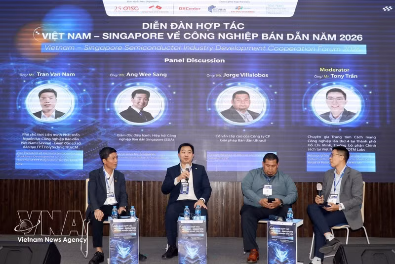 Expertos participan en un panel de debate durante el Foro de Cooperación Vietnam-Singapur sobre la Industria de Semiconductores 2026. (Foto: VNA)