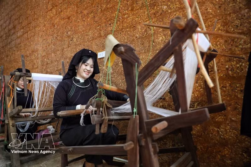 El tejido artesanal de brocados es una de las características culturales de los habitantes de la aldea de Bac Hoa, en la provincia de Bac Ninh. (Foto: VNA)