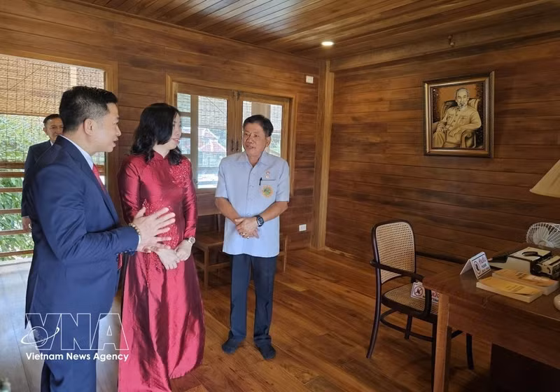 La viceministra de Asuntos Exteriores, Le Thi Thu Hang, visita el monumento conmemorativo de Ho Chi Minh en la provincia de Udon Thani, en el noreste de Tailandia (Foto: VNA).