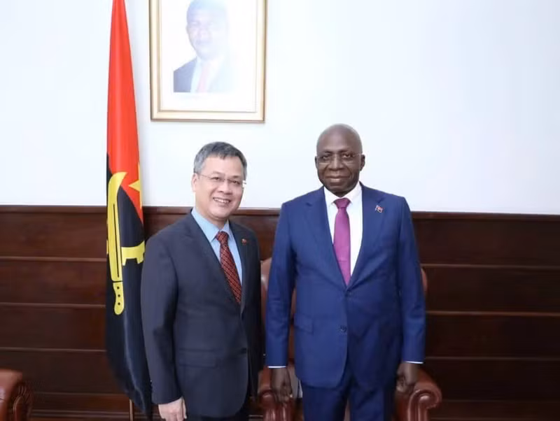 El embajador Duong Chinh Chuc se reúne con el ministro de Relaciones Exteriores de Angola, Téte António. (Foto: Embajada de Vietnam en Angola)