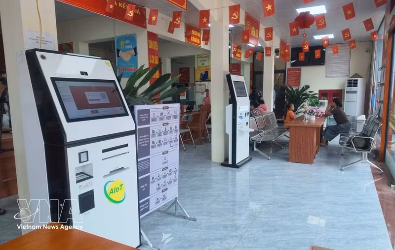 El Centro de Servicios Públicos de la comuna de Chi Lang, provincia de Lang Son, ha equipado quioscos de servicios públicos con inteligencia artificial para atender a residentes y empresas. (Foto: VNA)