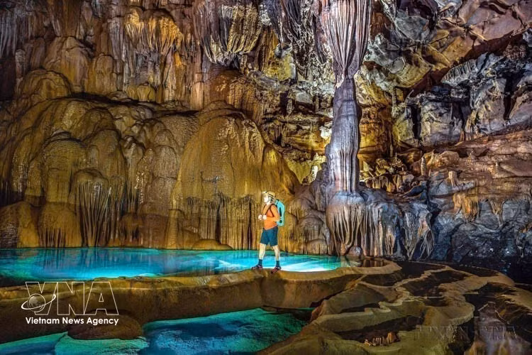 El sumidero Ac Mong, de 250 metros de profundidad, alberga un misterioso río subterráneo y forma parte del sistema de cuevas Hung Thoong (Parque Nacional Phong Nha-Ke Bang).