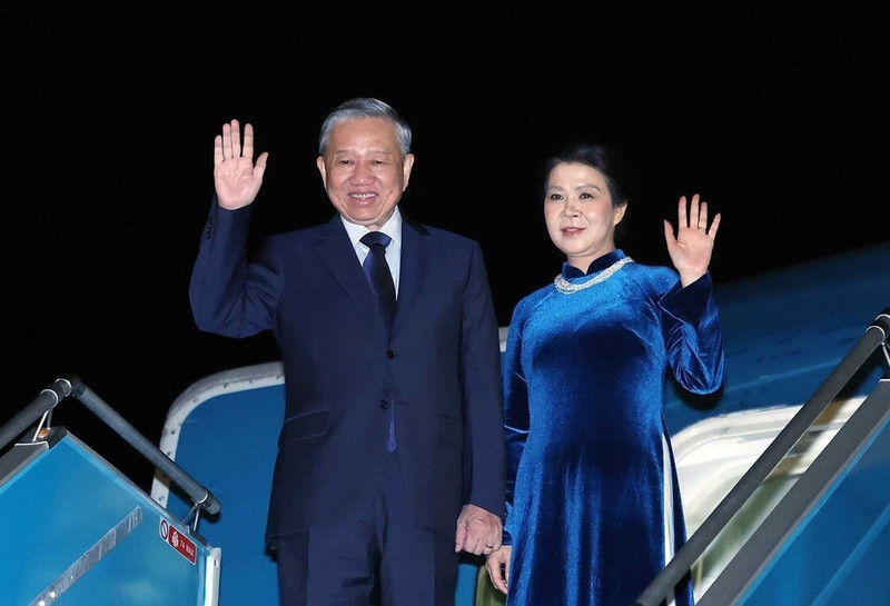El secretario general del Partido Comunista de Vietnam, To Lam, y su esposa, Ngo Phuong Ly, parten de Hanói para realizar una visita oficial al Reino Unido de Gran Bretaña e Irlanda del Norte. (Foto: VNA)